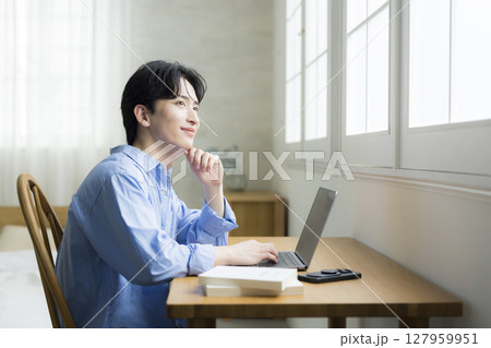 パソコンを使う若い男性 パソコンを使う若い男性 127959951