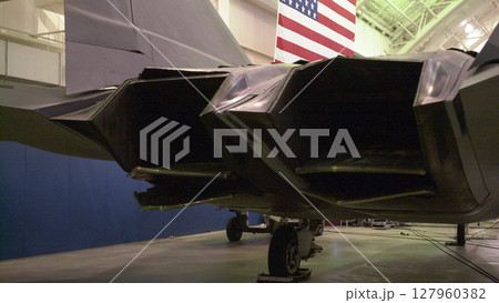 アメリカ空軍ステルス戦闘機の推力偏向ノズル 127960382