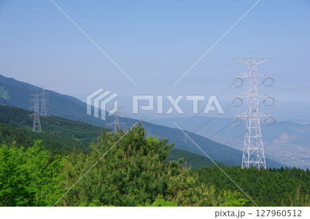 愛媛県四国中央市　翠波北峰展望台から法皇山脈にある送電線を望む 127960512
