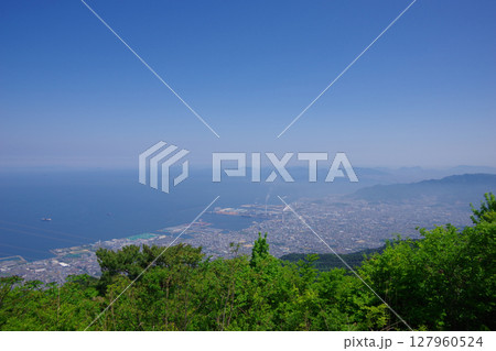 愛媛県四国中央市　翠波北峰展望台から川之江・観音寺市・荘内半島方面を望む 127960524