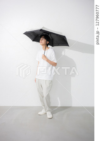 日傘をさす男性の全身 日傘をさす男性の全身 127960777