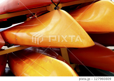 カヌー置き場に置かれているカラフルなカヌー 127960809