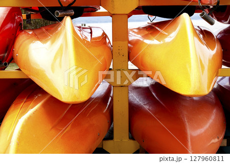 カヌー置き場に置かれているカラフルなカヌー 127960811