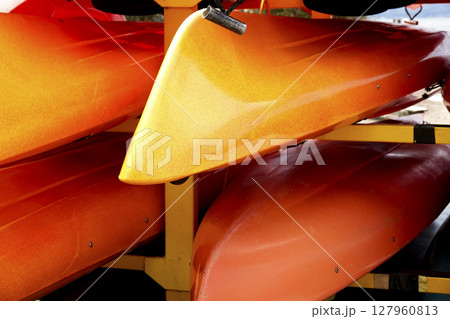 カヌー置き場に置かれているカラフルなカヌー カヌー置き場に置かれているカラフルなカヌー 127960813