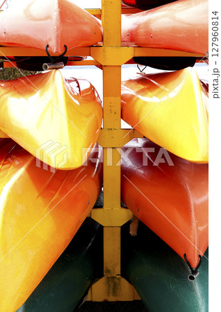 カヌー置き場に置かれているカラフルなカヌー 127960814