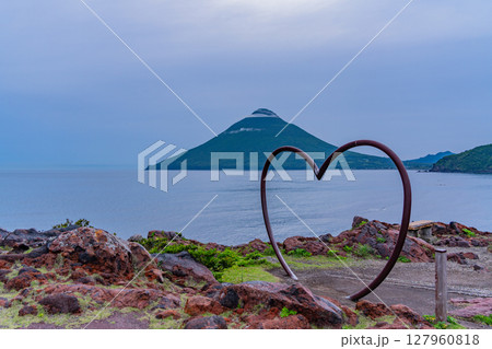 （鹿児島県）長崎鼻から望む開聞岳 127960818