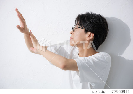 日焼け止めを塗る眼鏡の男性 127960916