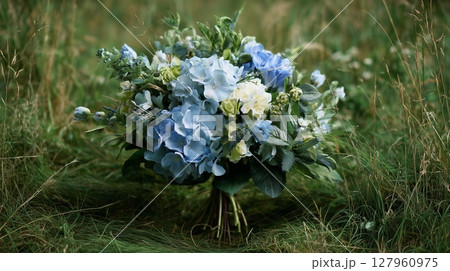 草原の中の紫陽花のブーケのイメージ 127960975