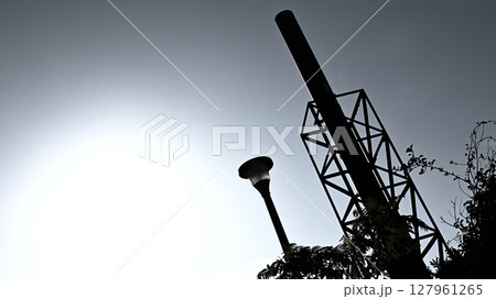 太陽の光と煙突のシルエット 太陽の光と煙突のシルエット 127961265