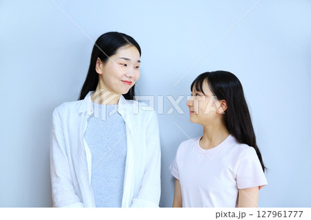 仲良しなママと娘の親子イメージ 仲良しなママと娘の親子イメージ 127961777