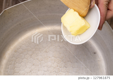 採れたてとうもろこしでコーンスープを作る工程 採れたてとうもろこしでコーンスープを作る工程 127961875
