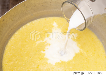 採れたてとうもろこしでコーンスープを作る工程 127961886