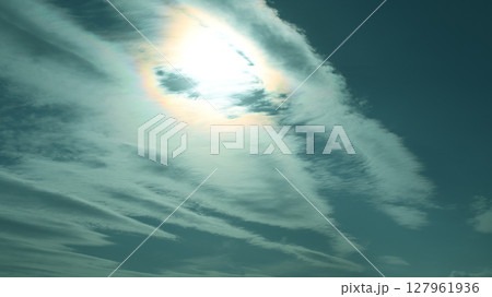 ハロー現象と青空 127961936