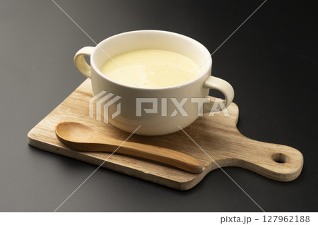 採れたてとうもろこしで作ったコーンスープ 127962188