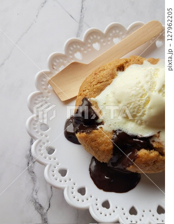 Crispy on the outside, gooey on the inside cookie boom explodes with rich chocolate chunks in every bite. A bold and indulgent treat for true cookie lovers. 127962205