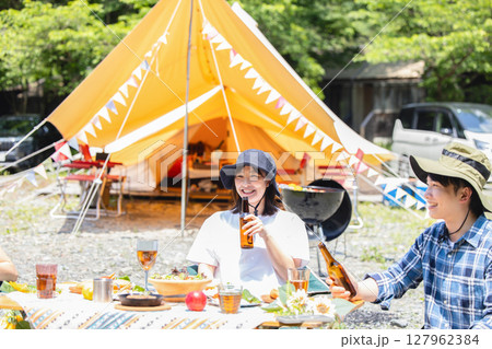 キャンプを楽しむカップル 127962384