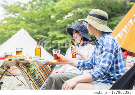 キャンプを楽しむ仲間 127962385