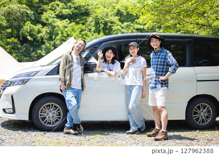 ドライブを楽しむ仲間 127962388