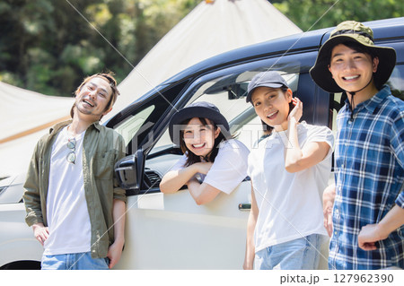 ドライブを楽しむ仲間 ドライブを楽しむ仲間 127962390