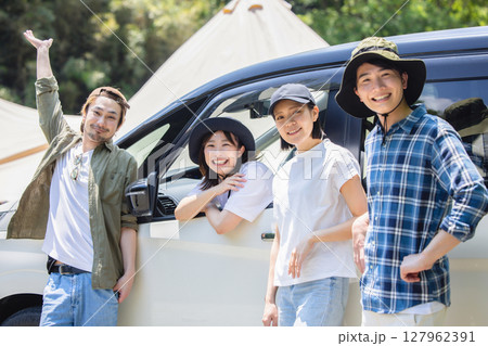 ドライブを楽しむ仲間 ドライブを楽しむ仲間 127962391
