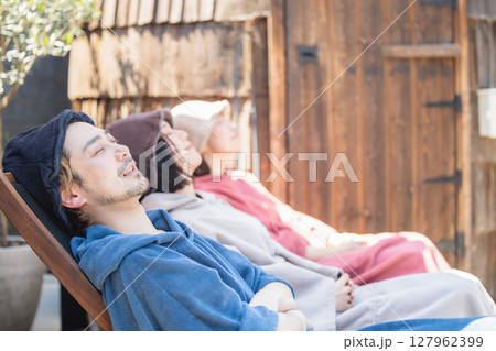 サウナを楽しむ男女 サウナを楽しむ男女 127962399