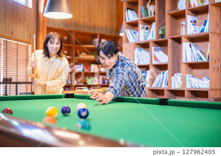 ビリヤードをする男女 127962405