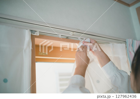 レースのカーテンをつける 127962436