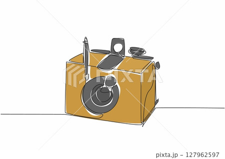 Single one line drawing pinhole camera made of wood. A simple camera that does not have lens. Shooting using negative paper. World Pinhole Photography Day. Continuous line design graphic illustration 127962597