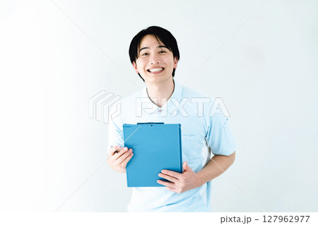 ファイルを持つ介護職の男性 127962977