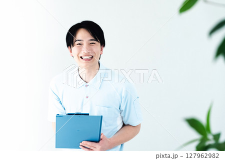 ファイルを持つ介護職の男性 127962982