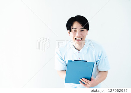 ファイルを持つ介護職の男性 127962985