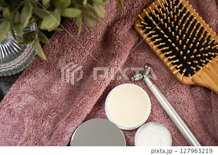 ヘアブラシと美顔ローラーと保湿クリーム 127963219