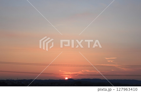 山に沈む夕日 127963410