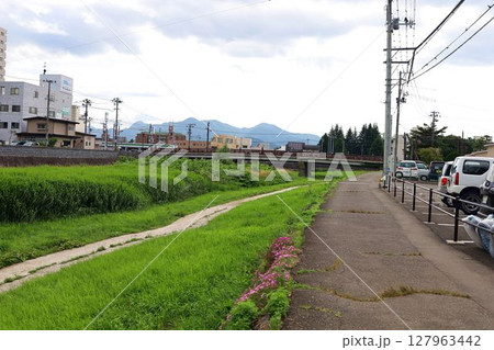 盛岡駅近郊の中津川と歩行者道と御厩橋など周辺の景色 盛岡駅近郊の中津川と歩行者道と御厩橋など周辺の景色 127963442