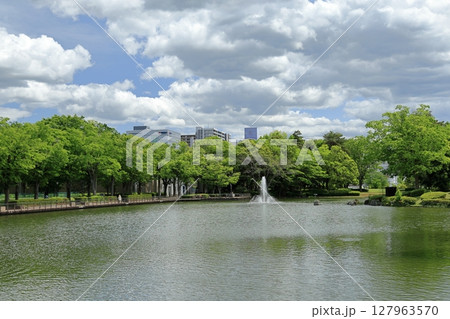 つくば市中央公園の池のある風景 127963570