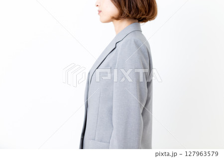 スーツ姿のミドル女性の姿勢 スーツ姿のミドル女性の姿勢 127963579