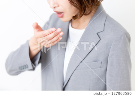 口臭のチェックをするスーツ姿のミドル女性 127963580