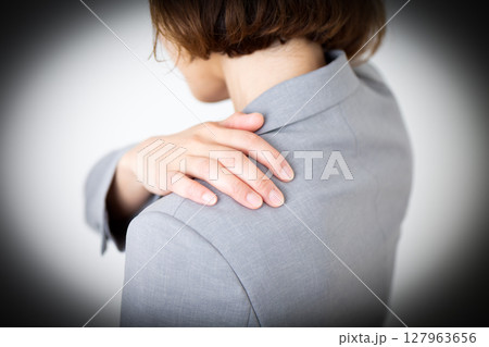 肩こりに苦しむスーツ姿のミドル女性 127963656