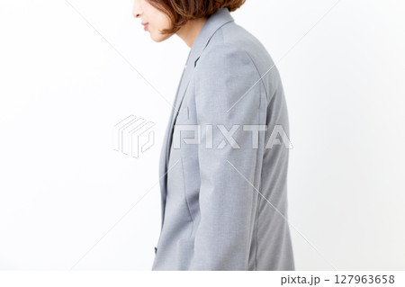 猫背のスーツ姿のミドル女性 127963658