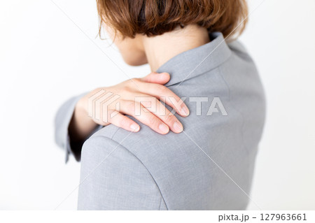 肩こりに苦しむスーツ姿のミドル女性 肩こりに苦しむスーツ姿のミドル女性 127963661