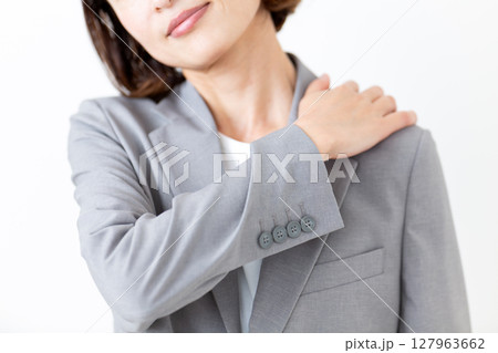 肩こりに苦しむスーツ姿のミドル女性 127963662