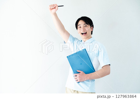 ガッツポーズをする介護職の男性 127963864