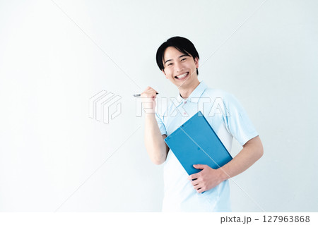 ガッツポーズをする介護職の男性 127963868