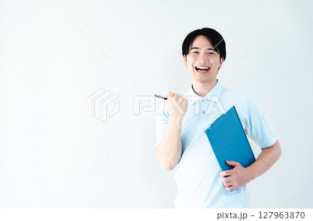 ガッツポーズをする介護職の男性 127963870