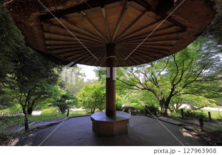 栗林公園北庭の枕流亭からの眺め 127963908