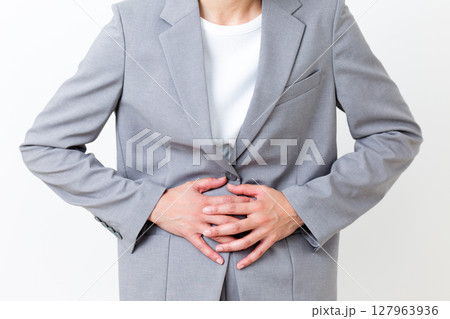 腹痛に苦しむスーツ姿のミドル女性 腹痛に苦しむスーツ姿のミドル女性 127963936