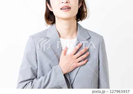 胸の痛みに苦しむスーツ姿のミドル女性 127963937