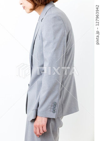 猫背のスーツ姿のミドル女性 猫背のスーツ姿のミドル女性 127963942