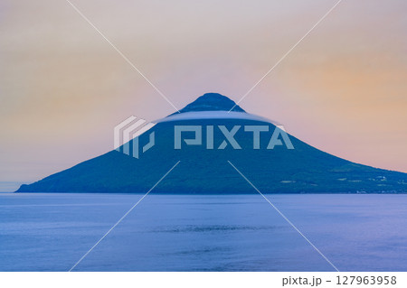 (鹿児島県)長崎鼻から望む、夕陽に染まった開聞岳 (鹿児島県)長崎鼻から望む、夕陽に染まった開聞岳 127963958