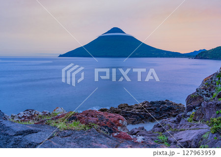 （鹿児島県）長崎鼻から望む、夕陽に染まった開聞岳 127963959